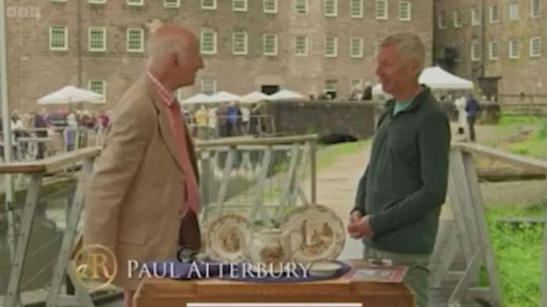 BBC Antiques Roadshow expert delights guests with four-figure price tag of ‘rare’ item despite glaring damage